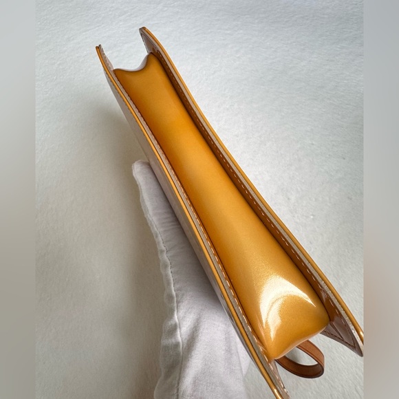 LOUIS VUITTON Vernis Lexington Monorgram Pochette - Picture 10 of 13